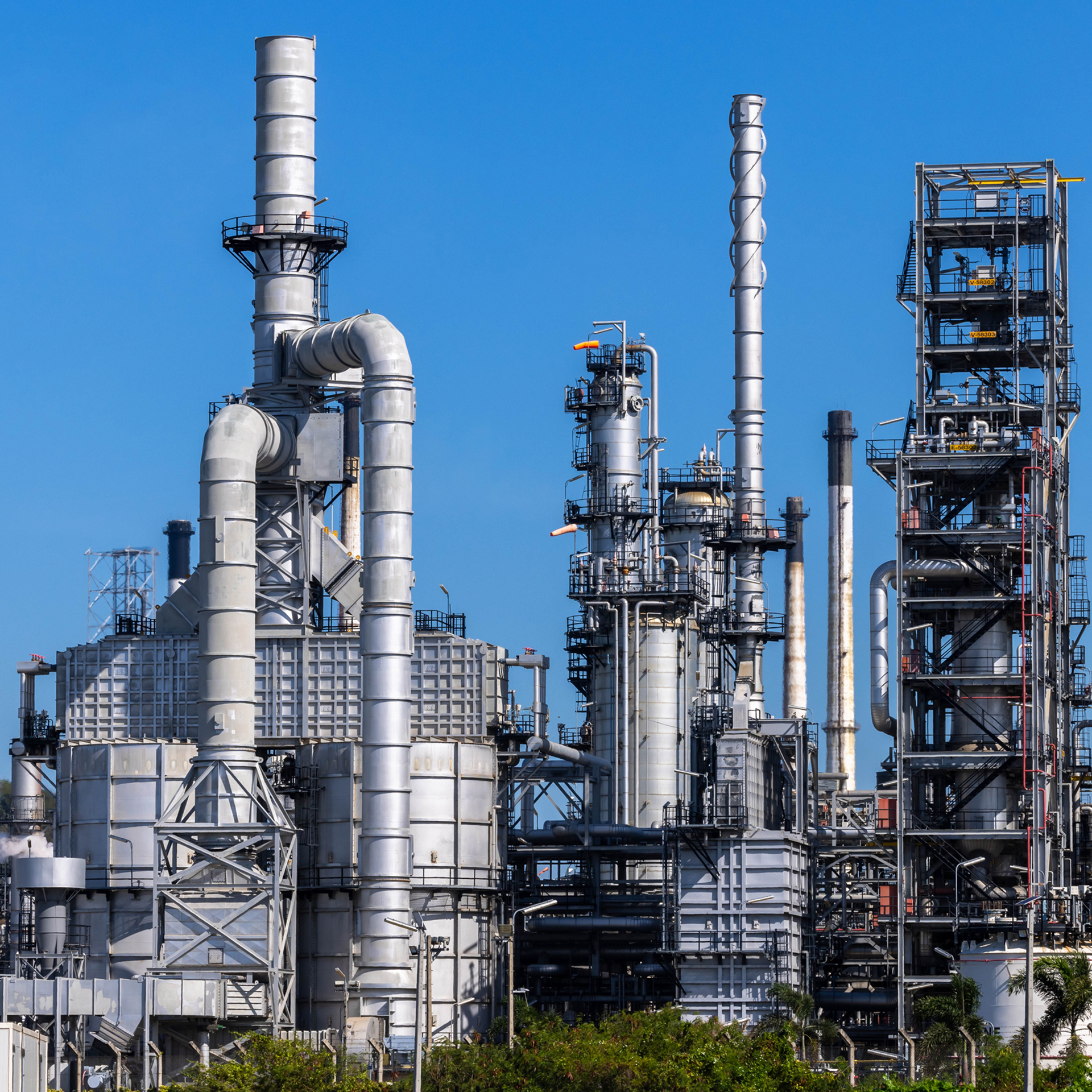 Oil refinery processing columns and pipework